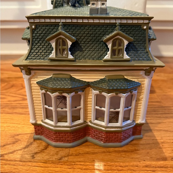 Snow Village Haunted Mansion - Picture 10 of 13